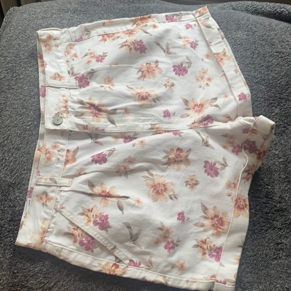 American eagle mom shorts size 12. (Tag was ripped off never used)